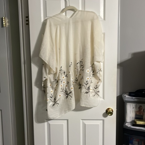 Excellent Condition ivory kimono with embroidered bottom smoke free - Picture 3 of 3